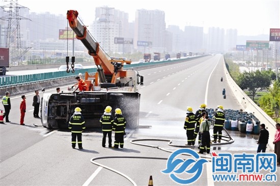 為防止爆炸，消防官兵朝貨車噴水，3個泄漏氣罐被移