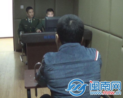 身著男裝、理著板寸頭的小珍，在派出所配合辦案