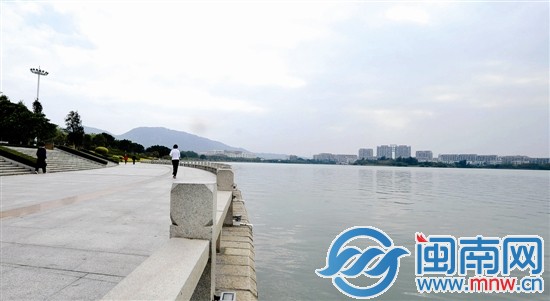 如今西湖完成了治污，碧波萬頃