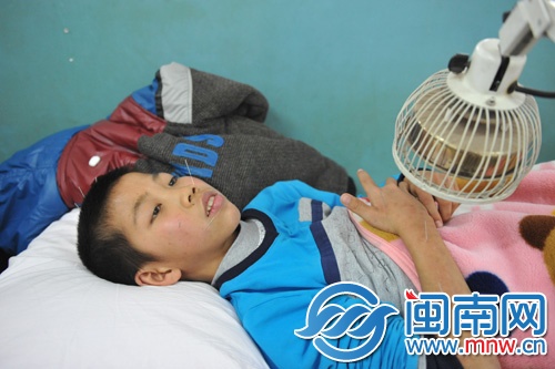 如今，他無法去上學，每天都要去醫(yī)院針灸