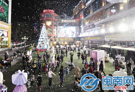 昨晚9點(diǎn)，泉州市區(qū)領(lǐng)秀天地，“人工造雪”吸引很多