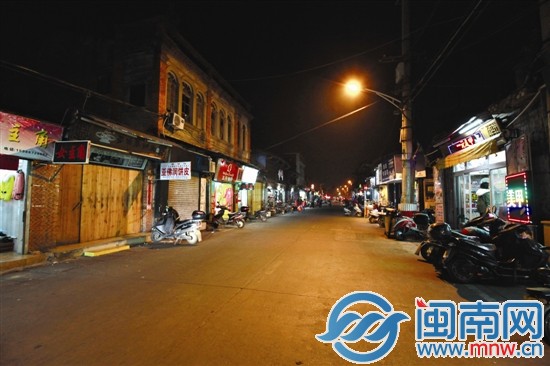 昨晚不到9點，泉州市區(qū)西街，多家店鋪已經(jīng)關(guān)門，路