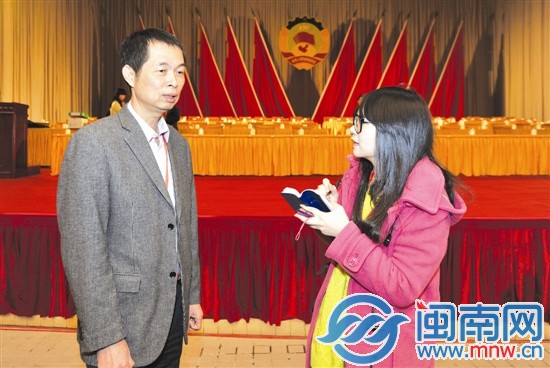 海峽都市報閩南版主播在會場內(nèi)采訪政協(xié)委員陳篤恒