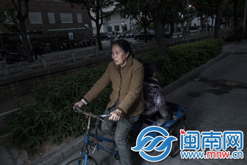 李奶奶每天載著孫子上下學，兩人相依為命