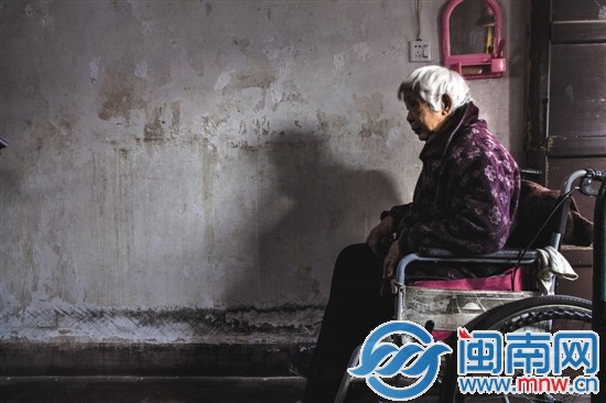 陳磨治坐在輪椅上，常年窩在家中，好希望有人帶她出