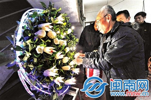 裝好燈泡，牽上燈帶，花燈就做好了