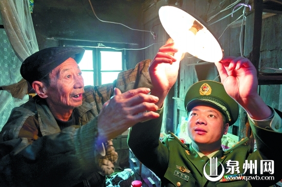 老人家燈泡壞了，邊防民警及時(shí)修好