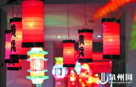 從日本空運(yùn)來(lái)的小田原燈置入紅色燈泡，喜慶又別致