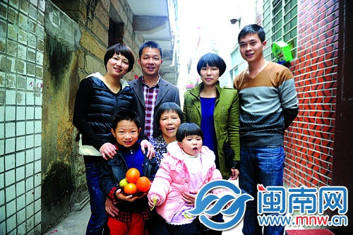 二十多年前拍的全家福里，只有4個(gè)人，如今一家已有