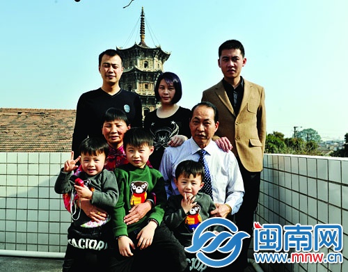 這次拍全家福，陳翠玉和十年前一樣，選擇了東塔為背景