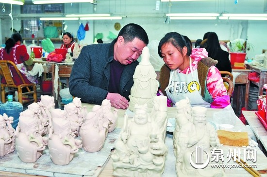 福建省工藝美術(shù)大師林建勝在指導(dǎo)學(xué)徒進行創(chuàng)作
