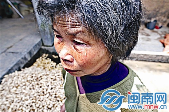 提起家庭的不幸，奶奶淚流滿面