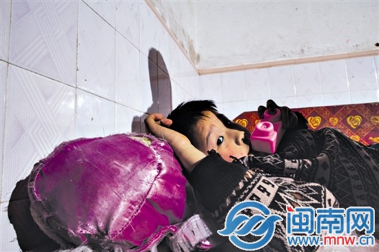 阿寶獨(dú)處房間內(nèi)，只有身下一個(gè)破舊的娃娃陪著他