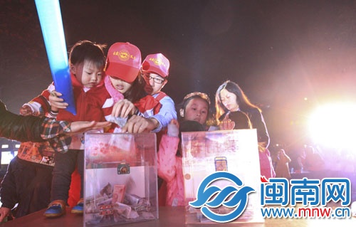前晚，公益晚會(huì)現(xiàn)場(chǎng)，市民自發(fā)捐款
