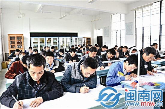 茶農(nóng)和真正的大學生一樣，上課、考試