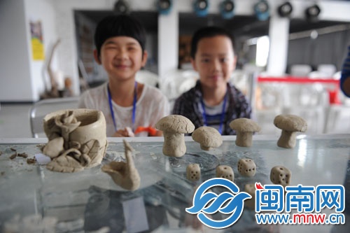 孩子們的作品展示，有蘑菇、骰子等
