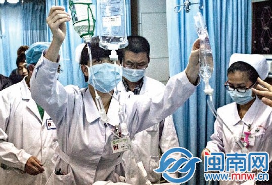 遇到急診病人多了，一護(hù)士連掛三個(gè)吊瓶