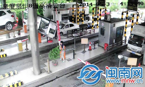 大貨車(chē)刮倒收費(fèi)崗?fù)さ谋O(jiān)控畫(huà)面