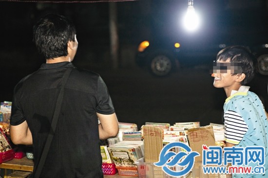 夜里擺攤時(shí)，阿興和兒子玩鬧