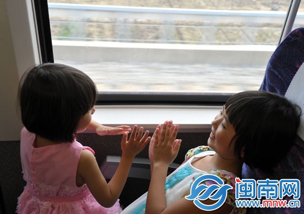 動車上，朱心琴姐妹玩拍手游戲打發(fā)時間