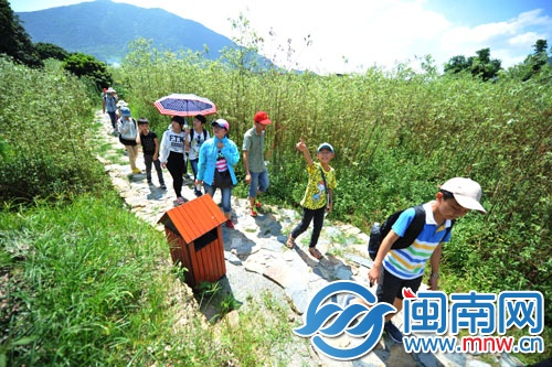 踏青石板上，游走美麗鄉(xiāng)村，小記者流連忘返
